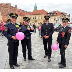 Trzy strażniczki oraz strażnik biorący udział w marszu